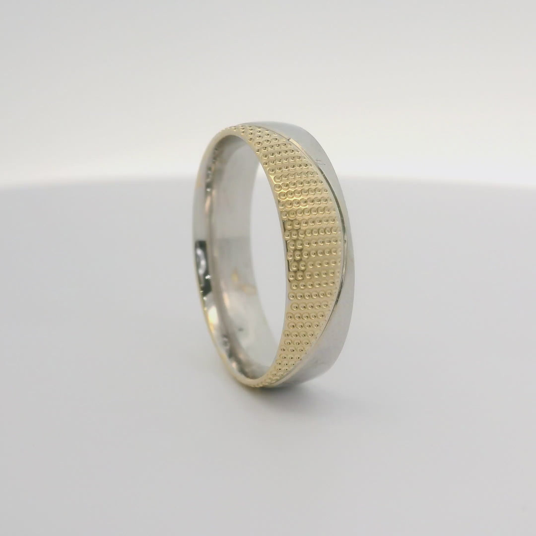 14 Karátos Kétszínű Arany Karikagyűrű Texturált Betéttel